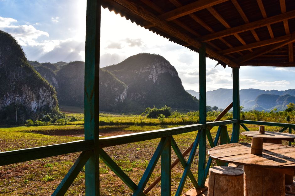Farm mező faasztallal, természetes fényben